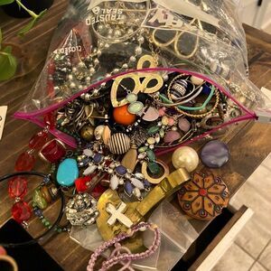 2.5 LBs vintage jewelry grab bag lot~ Leslie wearable repair craft junk